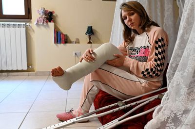 Svitlana LLC 2024 - VIDEO 07: Tidying up my room with broken leg