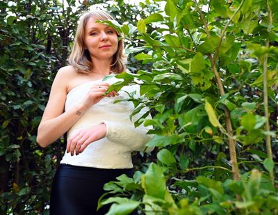 Svitlana Velpeau - VIDEO 01: Gardening with a single hand
