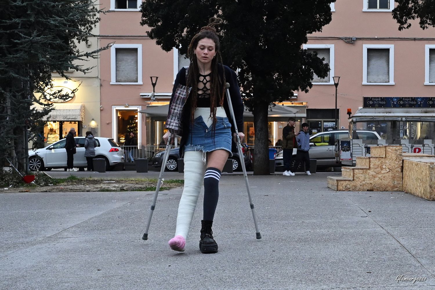 Yesmin HS - VIDEO 02: Crutching downtown