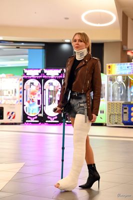 Svitlana LLWC - VIDEO 01: Hardly limping at the mall