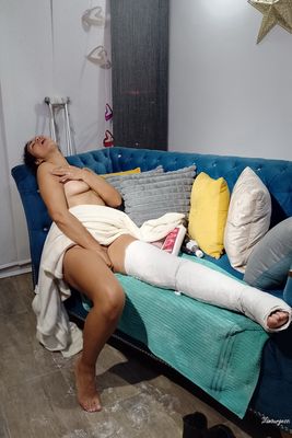 Hannah LLC - VIDEO 01: Broken leg camgirl