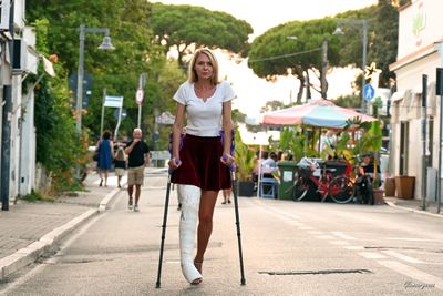 Svitlana LLC 2025 - VIDEO 05: Evening crutchwalk in my huge cast