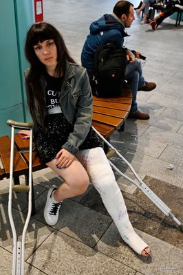 Alessia D. HS - VIDEO 04: Crutching at the mall