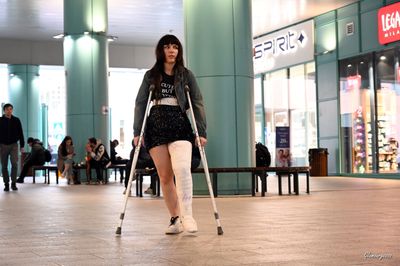 Alessia D. HS - VIDEO 04: Crutching at the mall