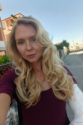 Svitlana LAC+MultiBrace - VIDEO 05: At the hairdresser's with my broken arm
