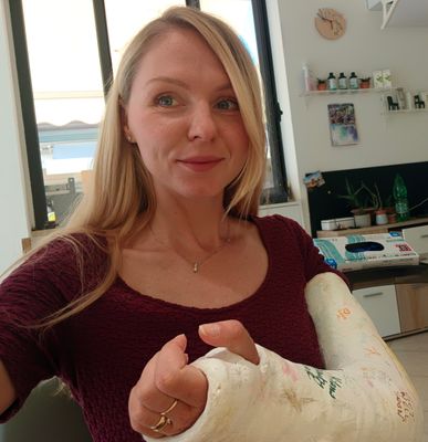 Svitlana LAC+MultiBrace - VIDEO 05: At the hairdresser's with my broken arm