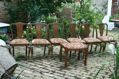 6 Antike Stühle und 1 Hocker Vollholz