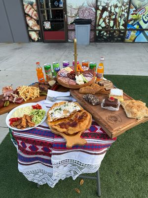 Box 1 : Mici - 15buc , Sarmale-15buc, Slanina Afumata 1lb, Fresh Sausage 1.5lb