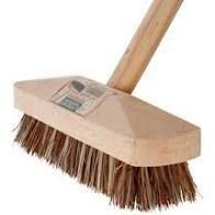 DECK SCRUB BRUSH &amp; WOODEN HANDLE COMPLETE (2101) Y03395