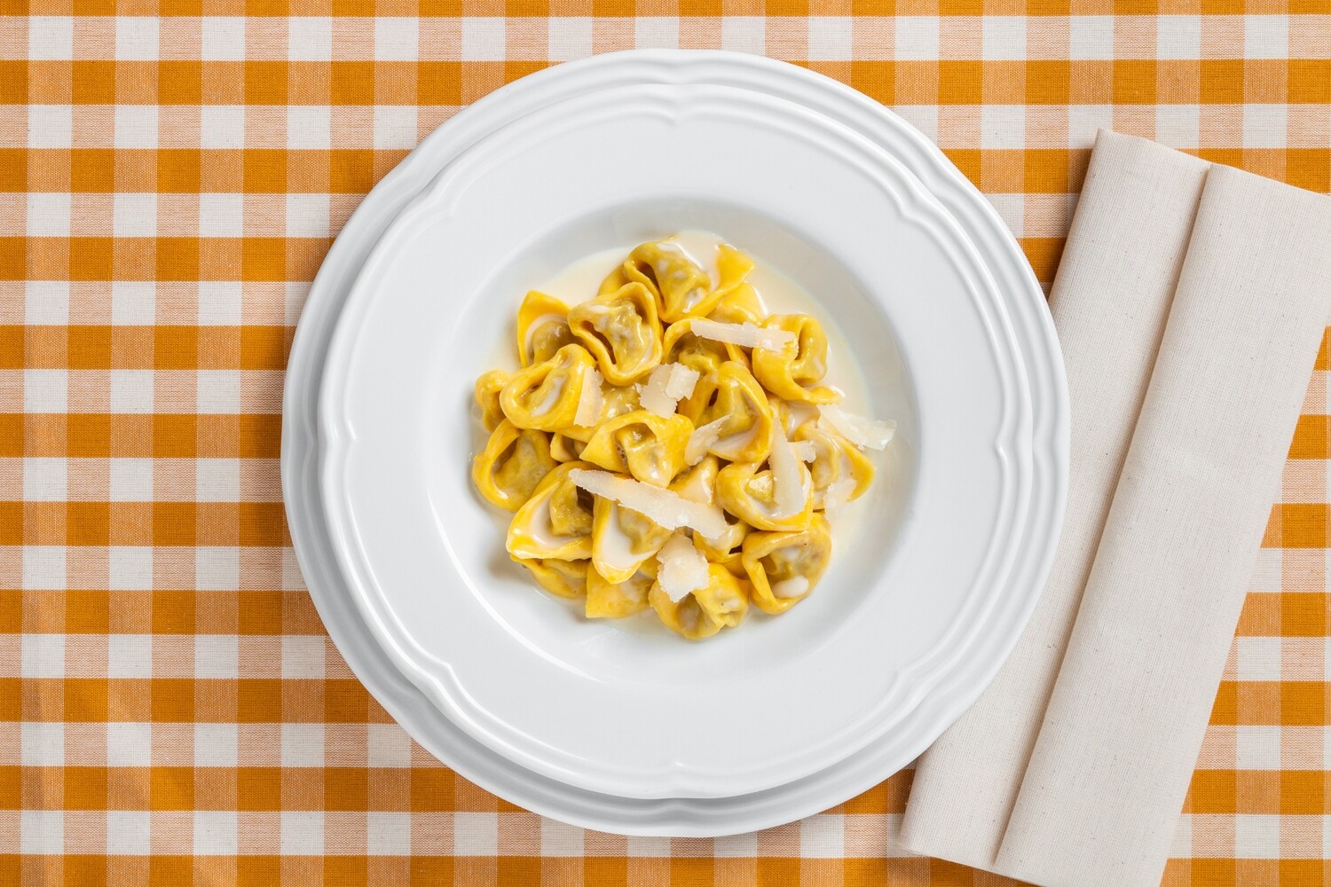 Tortellini di carne in crema di parmigiano Tortellini di carne in crema di parmigiano