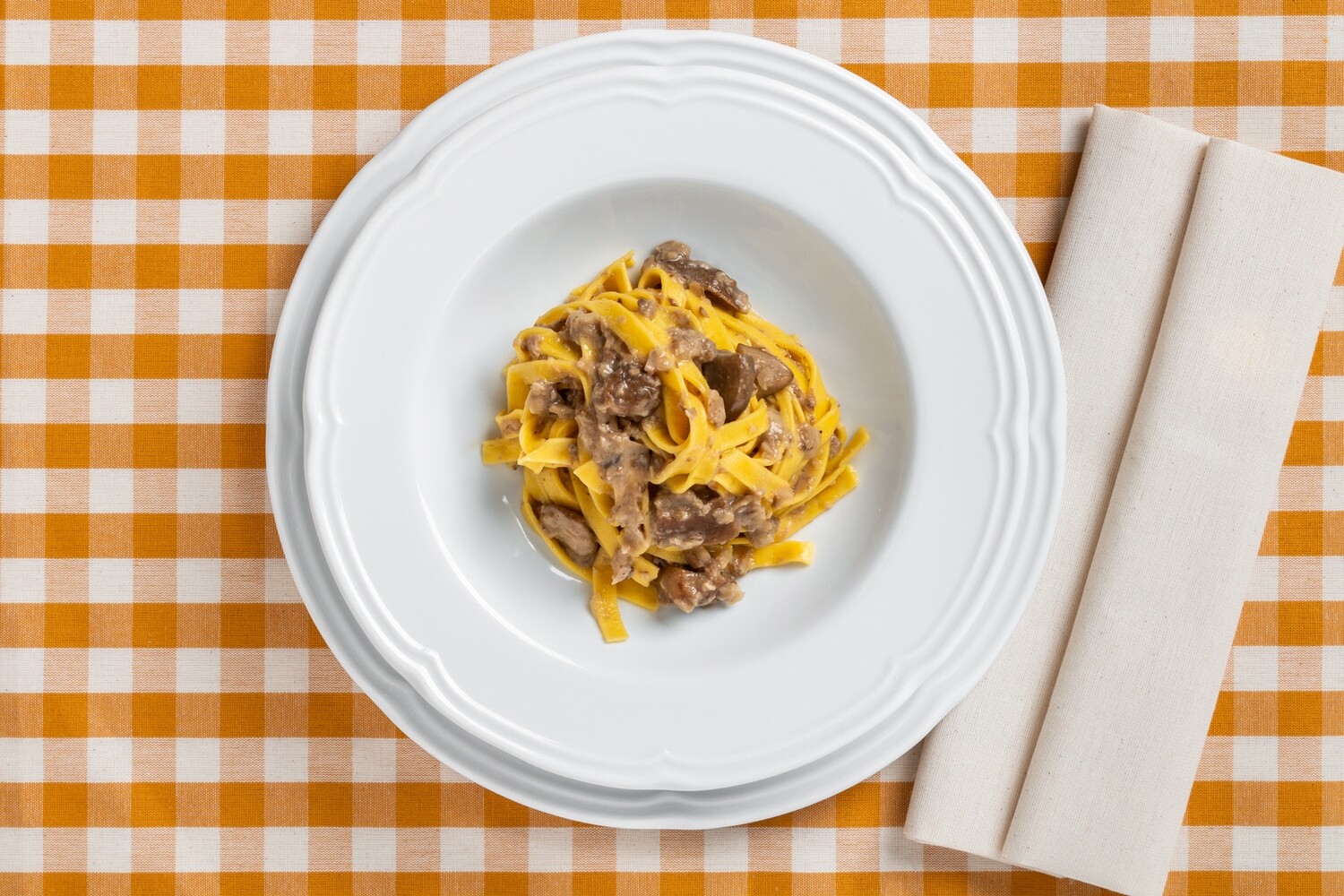 Tagliatelle ai funghi porcini e funghi misti Tagliatelle ai funghi porcini e funghi misti
