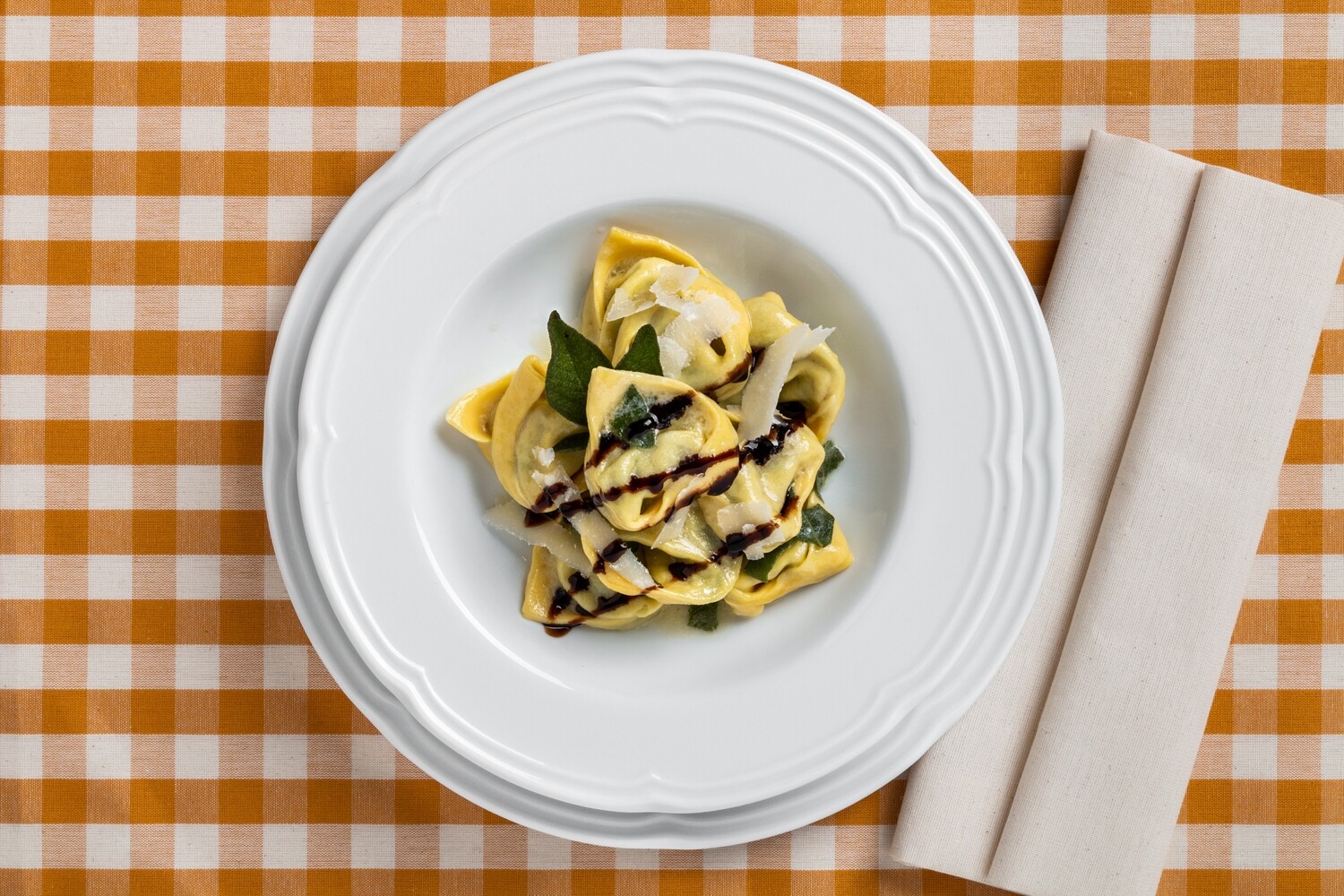 Tortello di ricotta, burro e salvia Tortello di ricotta, burro e salvia