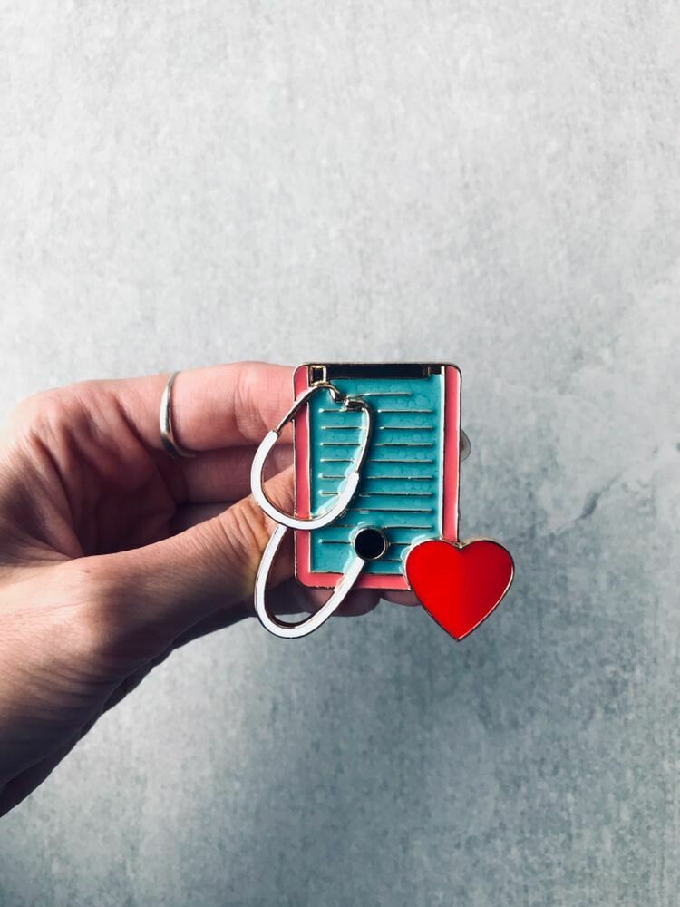 Sagė segtuvas su baltu stetoskopu ir širdimi