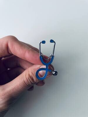 Sagė mėlynas stetoskopas su sidabro spalva