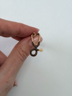 Sagė šokoladinis stetoskopas su aukso spalva