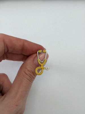 Sagė geltonas stetoskopas su sidabro spalva