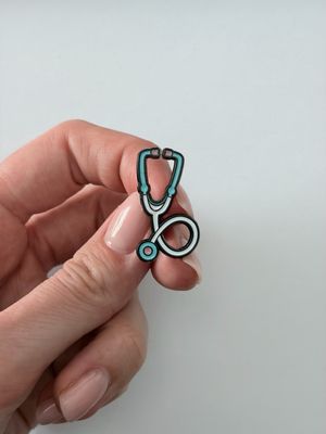 Sagė baltas stetoskopas