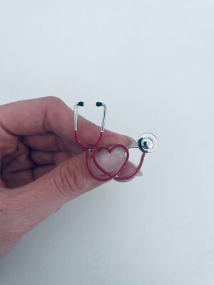 Sagė stetoskopas su širdimi sidabro spalvos
