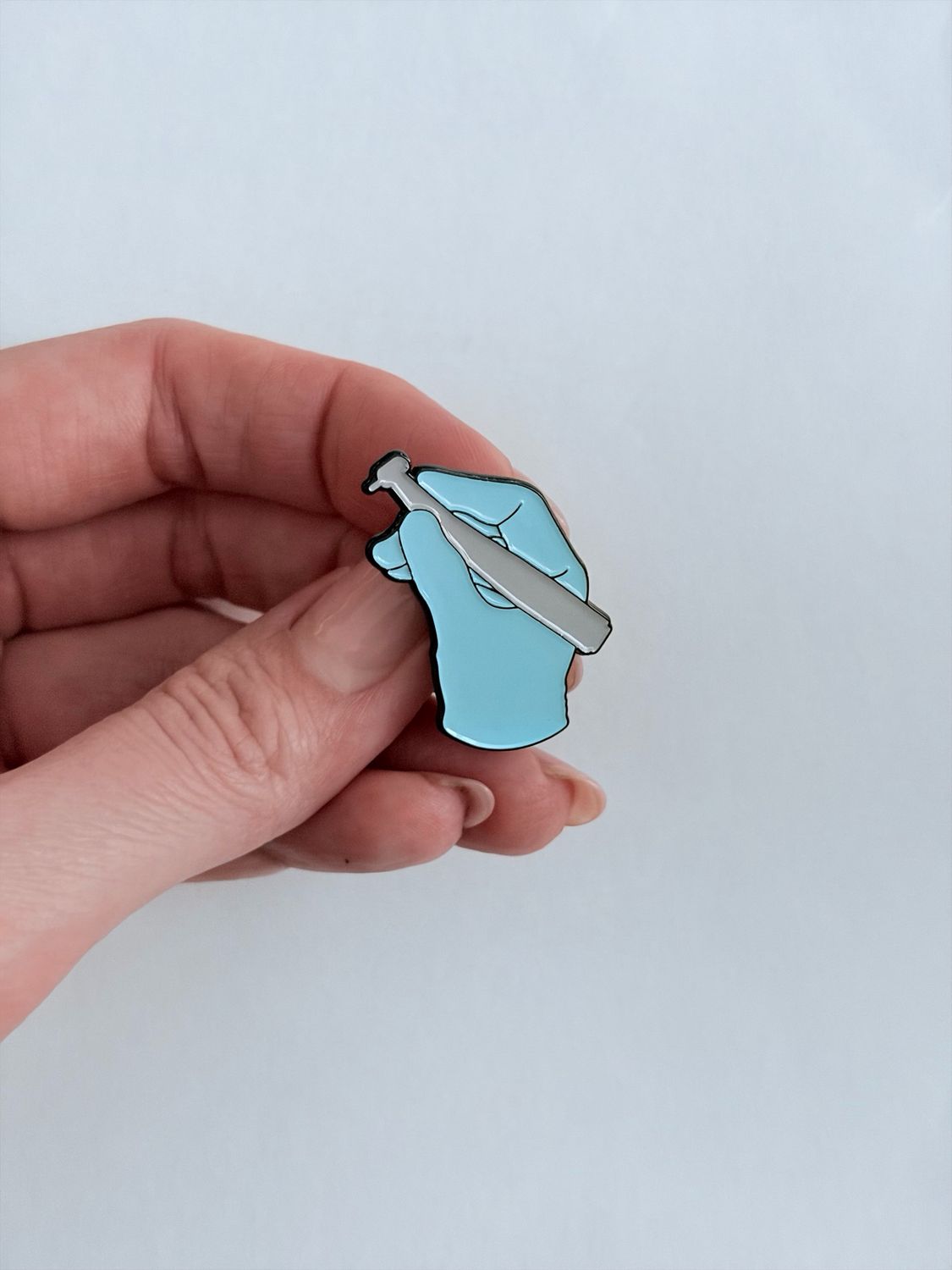 Sagė ranka su instrumentu