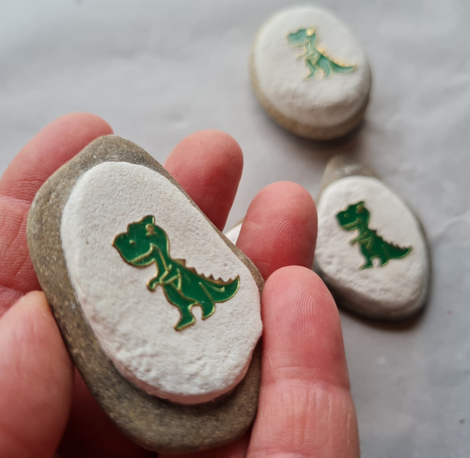Glücksbringer mit Tyrannosarurus Rex, Stein mit Dino