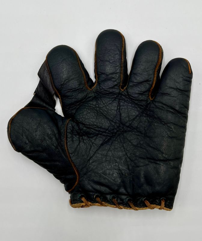 1910’s Black Leather D&amp;M Fielder’s Glove NR-MT – 7 Inches