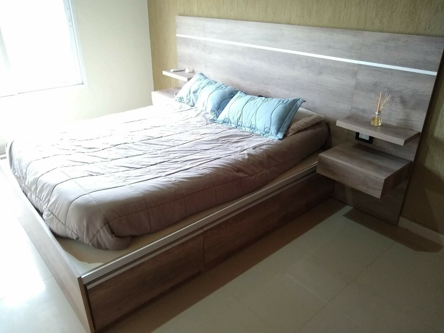 Cama Funcional con Respaldo y Mesa de Luz,