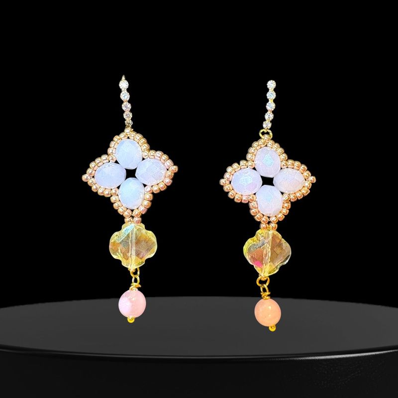 Aurora Fleur Ohrring in Zartrosé, hellem Gold und Achatperle in hellviolett