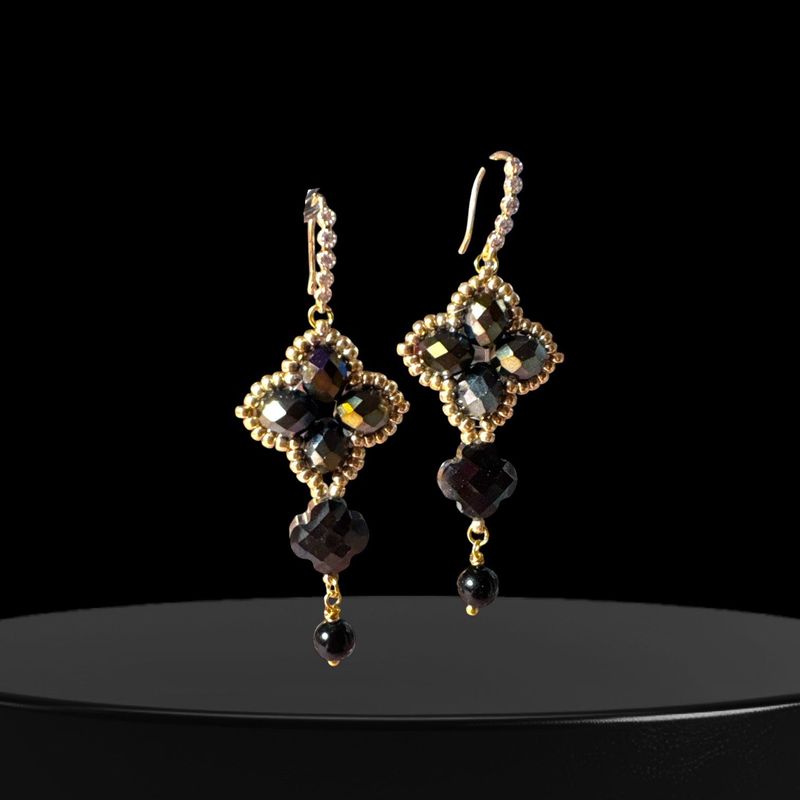 Aurora Fleur Ohrring in Goldglanz beschichtetem Schwarz und Perle aus Onyx