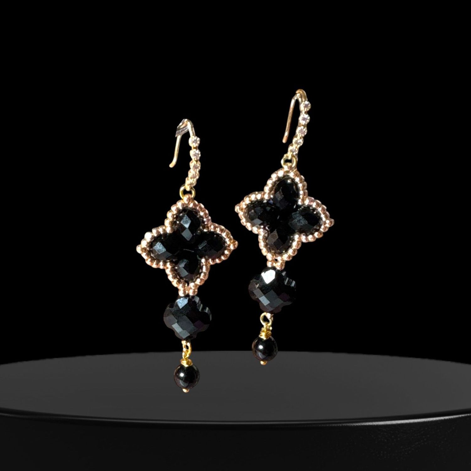 Aurora Fleur Ohrring in Schwarz mit Kugel aus Onyx
