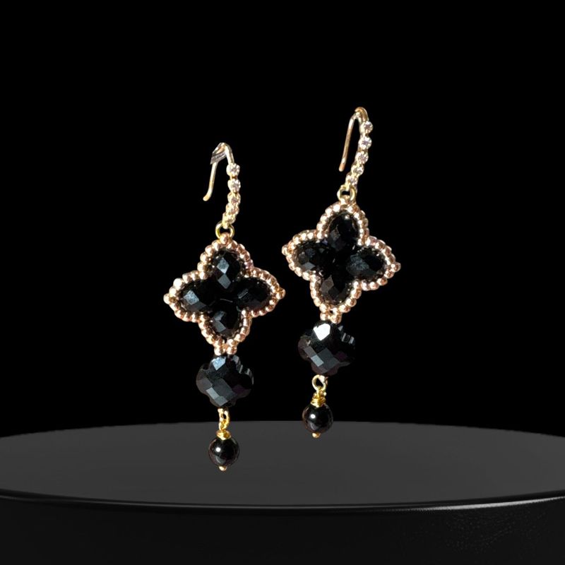 Aurora Fleur Ohrring in Schwarz mit Kugel aus Onyx