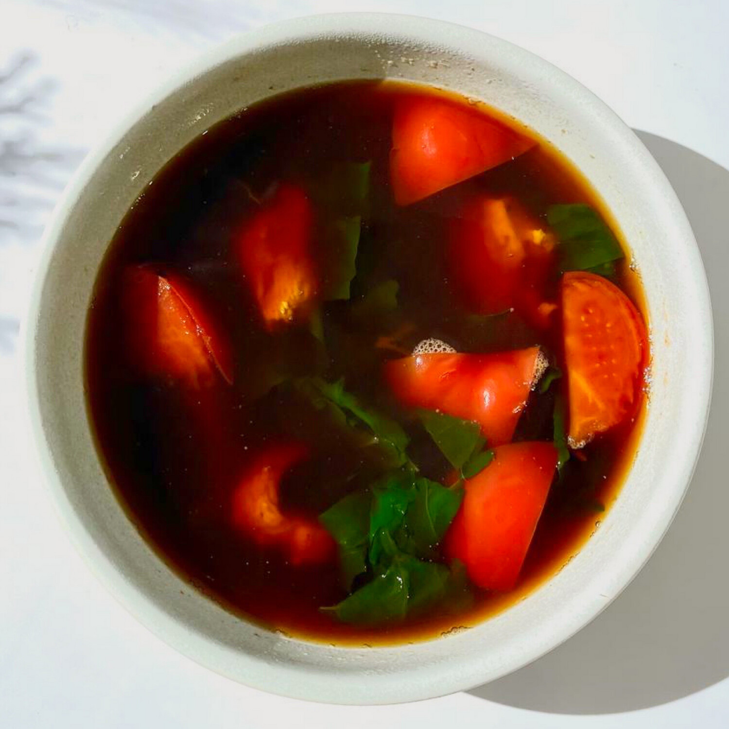 Суп из цесарки с томатами  и шпинатом