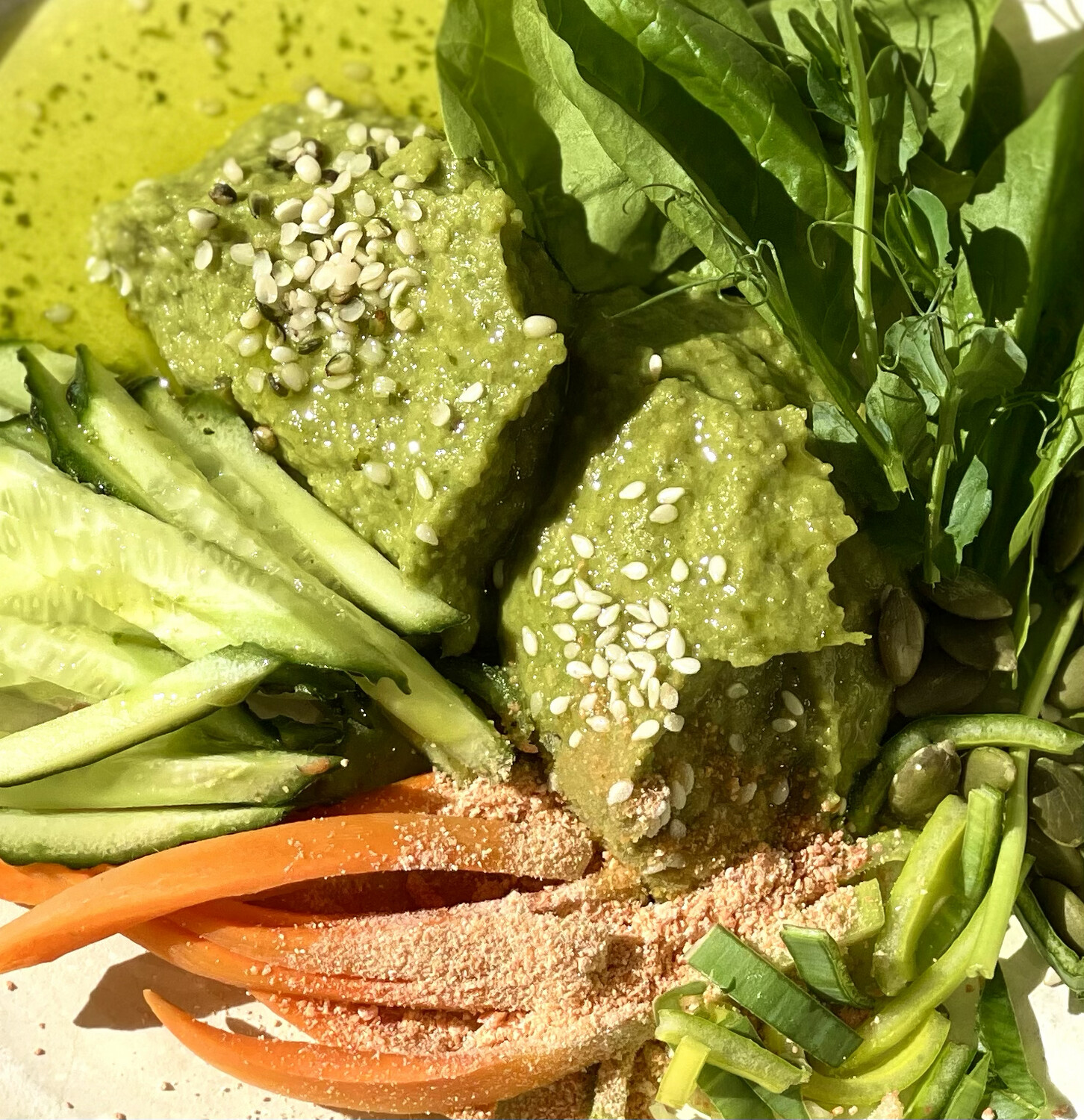 Хумус со свежим шпинатом и нарезкой из свежих овощей под ароматным маслом