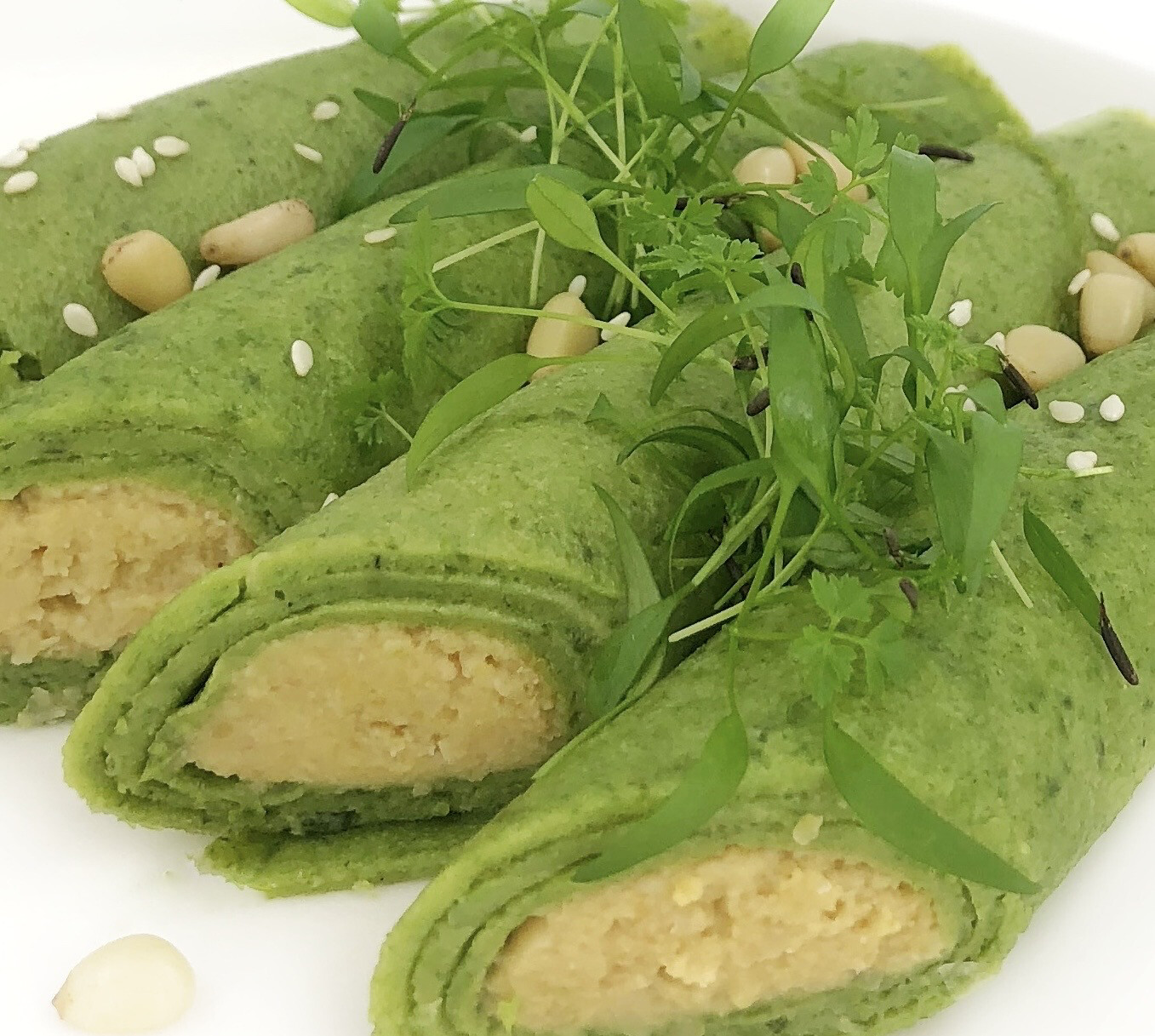 Зелёные блинчики со шпинатом и хумусом