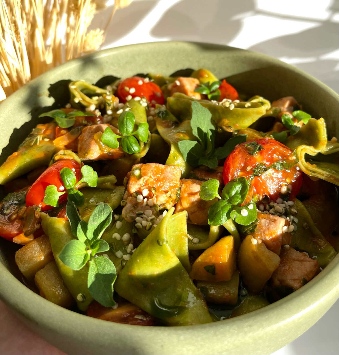 Фигурная паста с тунцом, овощами свежим орегано и мятой