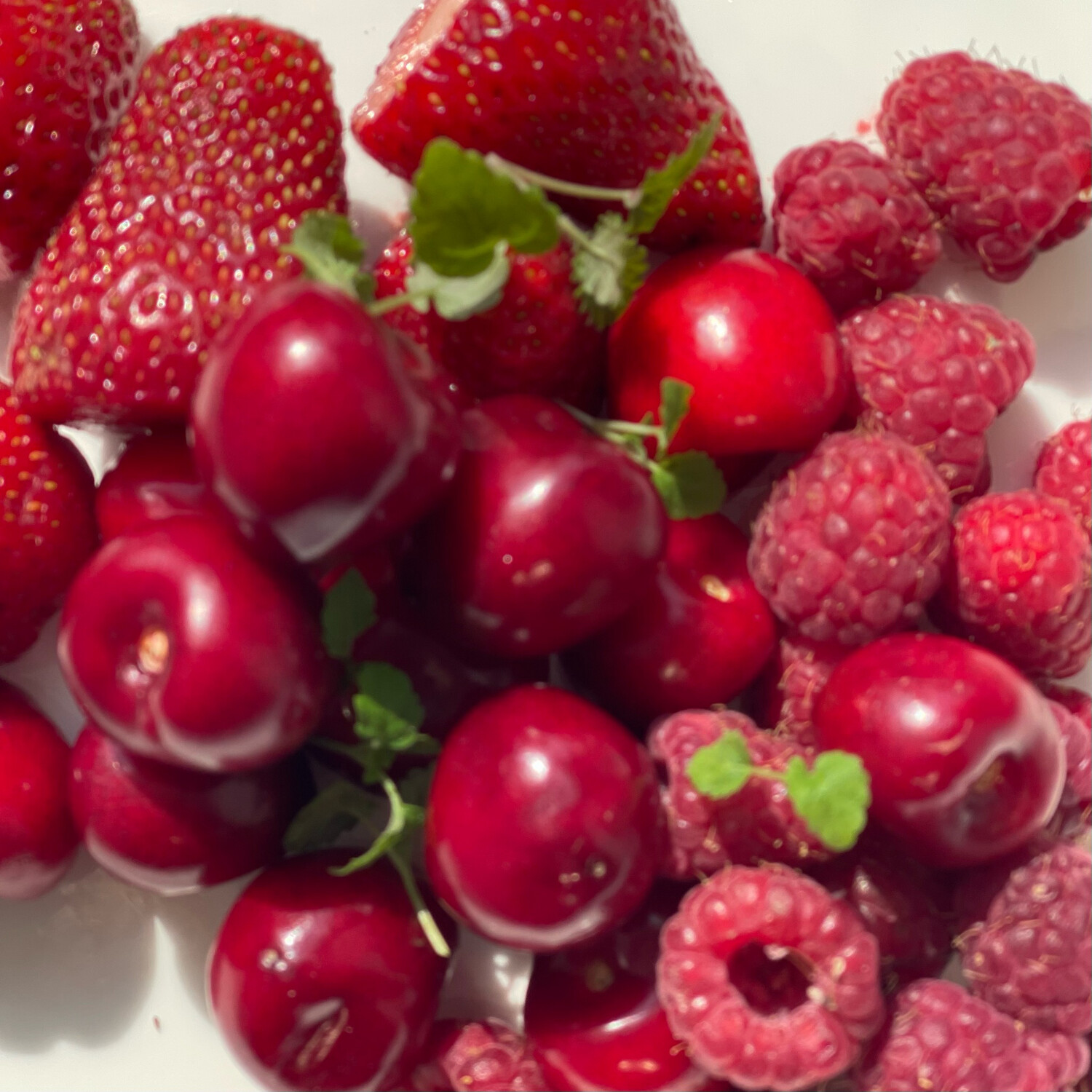 Ассорти сезонных фермерских ягод с экофермы