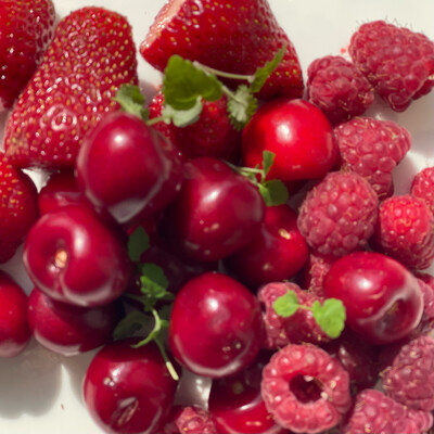 Ассорти сезонных фермерских ягод с экофермы Цена за 220г