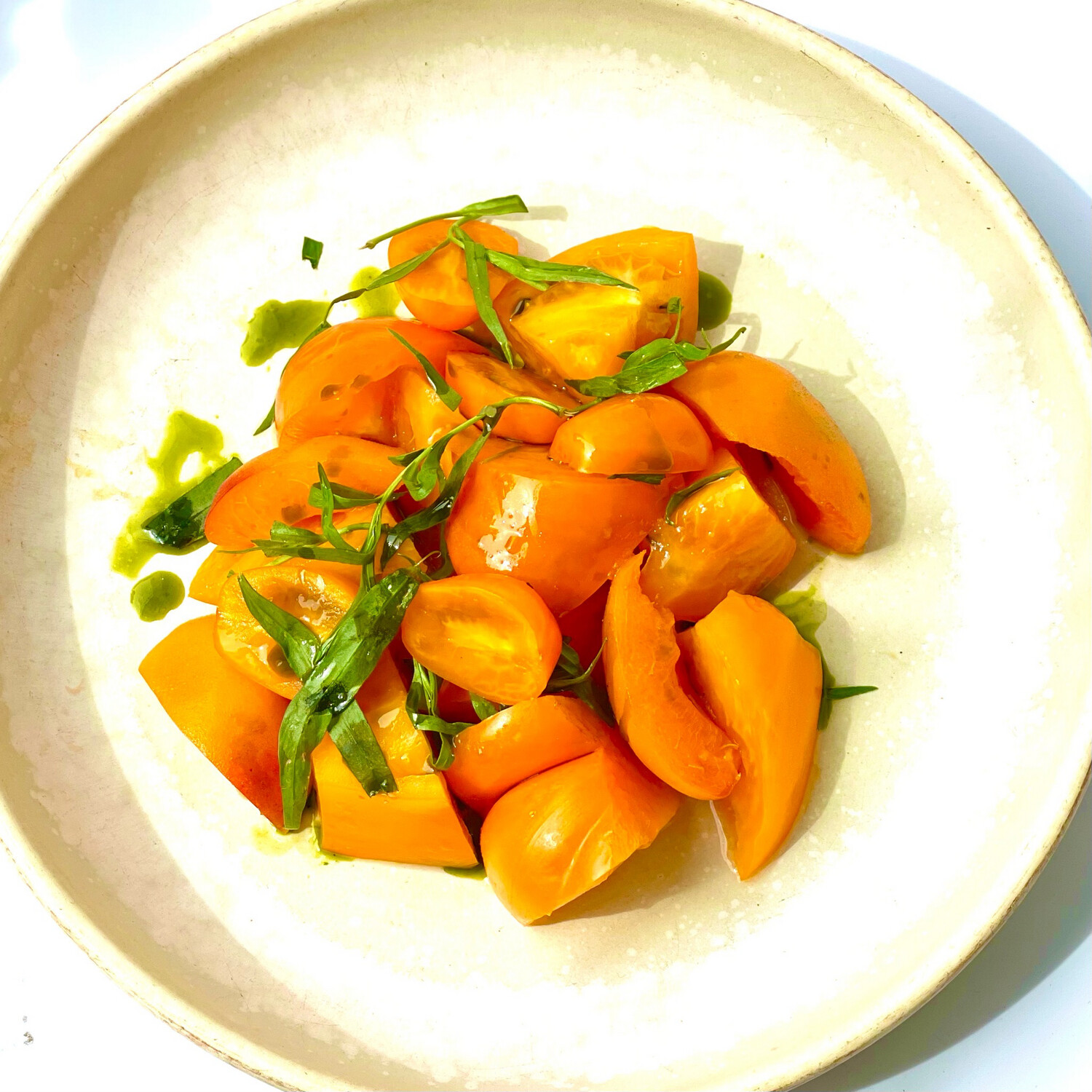 Салат из желтых томатов и спелого абрикоса, с ароматным эстрагоном