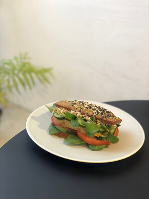 Vegan сэндвич с соевой котлетой свежими овощами и кешью соусом