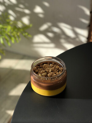 Шоколадный пудинг с манго и гранолой