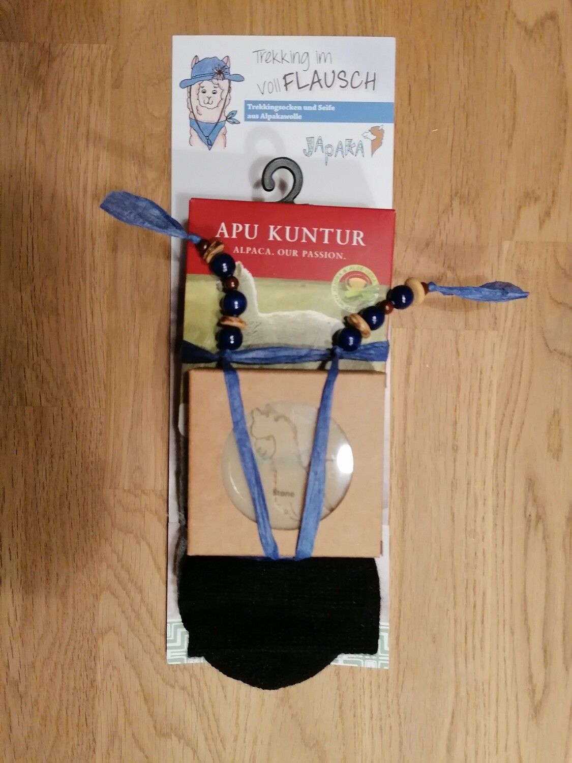 "Trekking im Vollflausch" - Trekkingsocken und Seife aus Alpakawolle