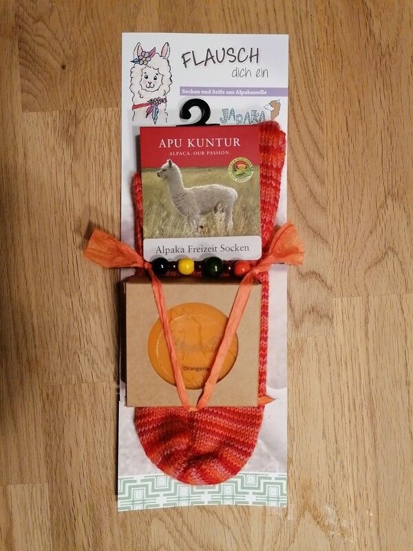 "Flausch dich ein" - Freizeitsocken und Seife aus Alpakawolle - oranges Set