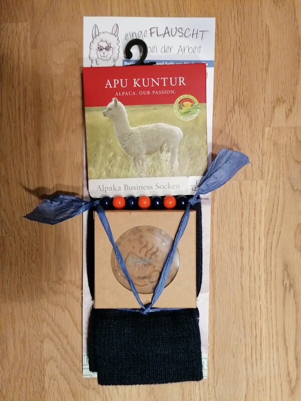 "eingeflauscht bei der Arbeit" - Businesssocken und Seife aus Alpakawolle