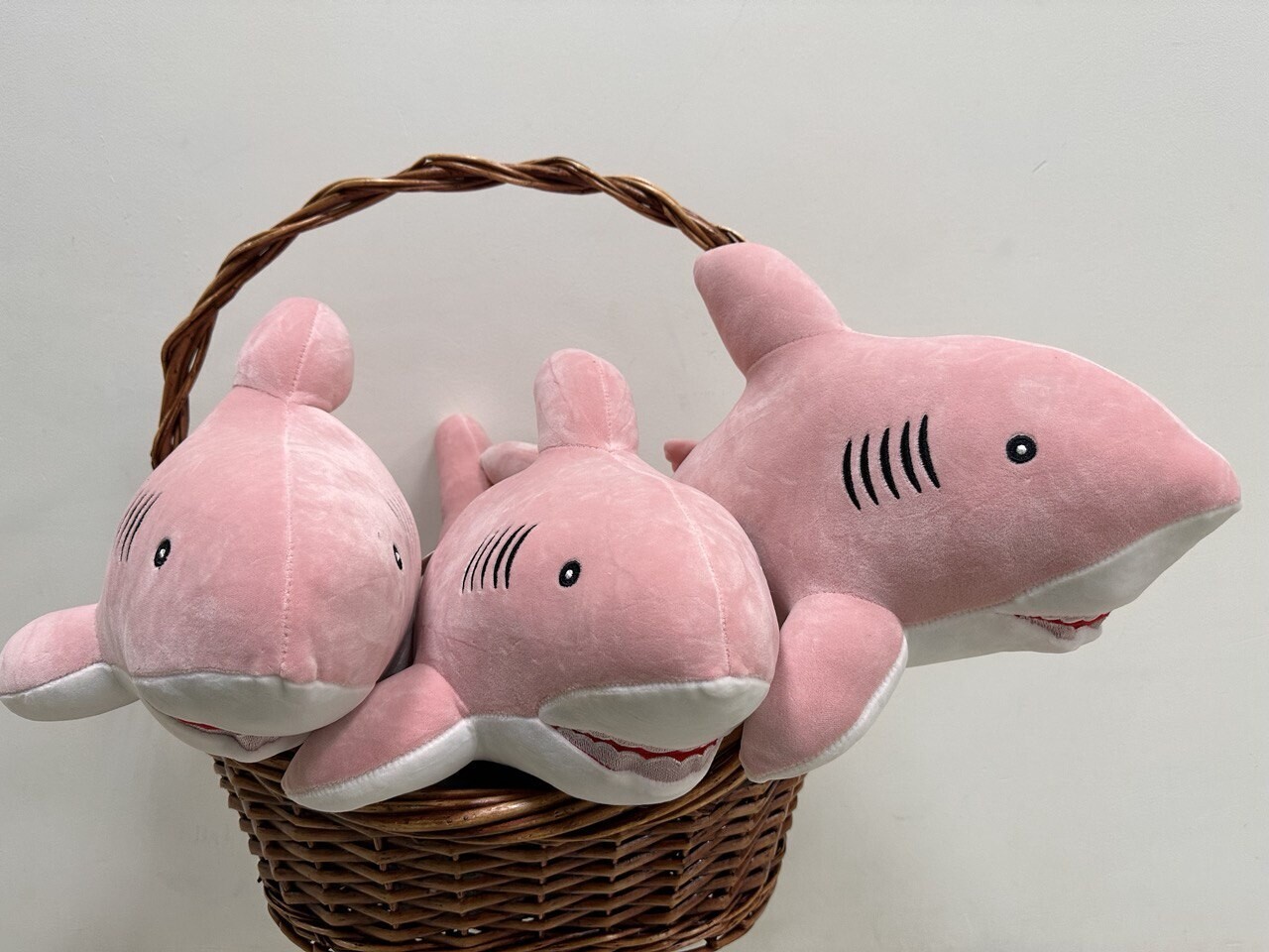 Розовая акула