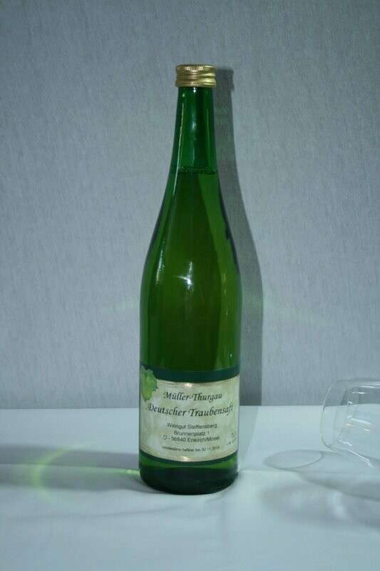 Weißer Traubensaft von der Müller- Thurgau Rebe Weißer Traubensaft von der Müller- Thurgau Rebe