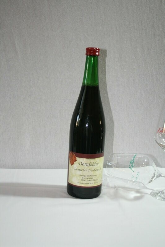 Roter Traubensaft von der Dornfelderrebe Roter Traubensaft von der Dornfelderrebe