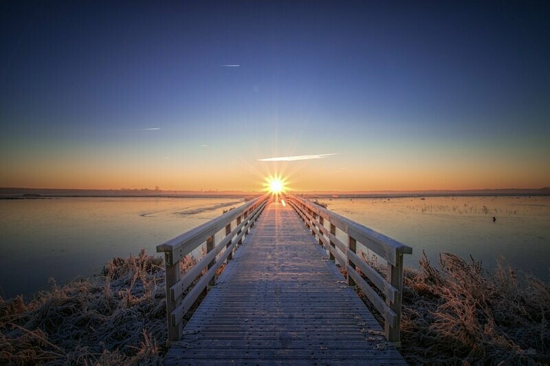 Winterbrug Dannemeerweg bij zonsopgang.