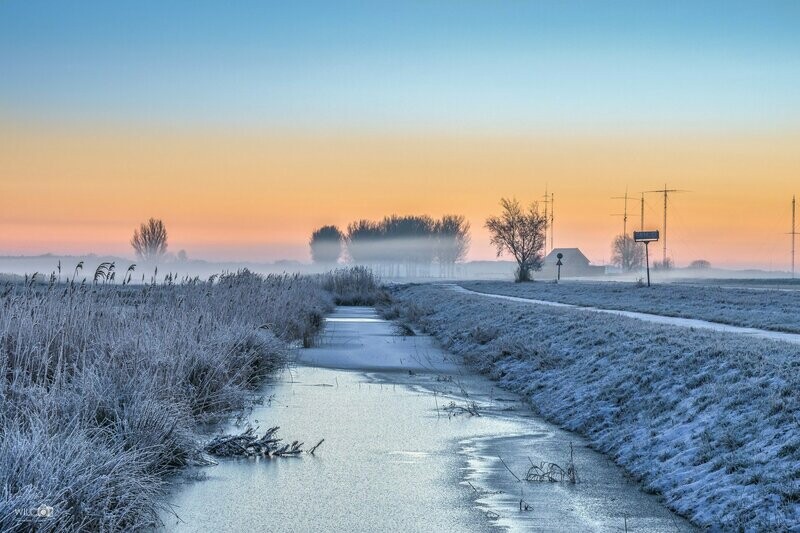 Winterse zonsopgang met grondmist sloot naast het slochterdiep