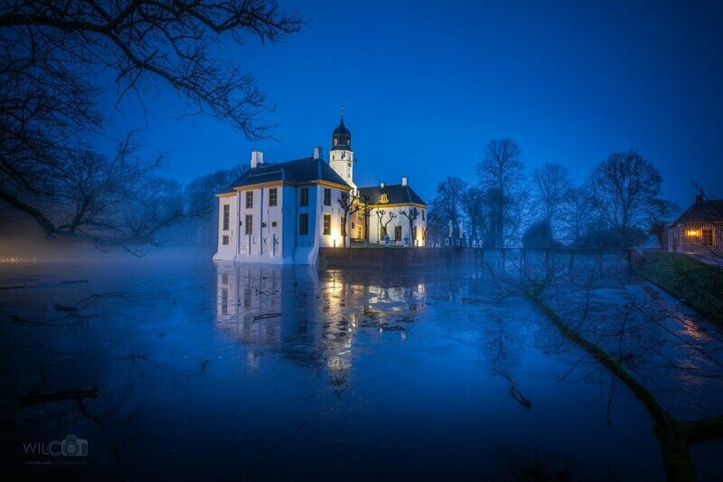 De Fraeylemaborg tijdens het blauwe uurtje na zonsondergang.