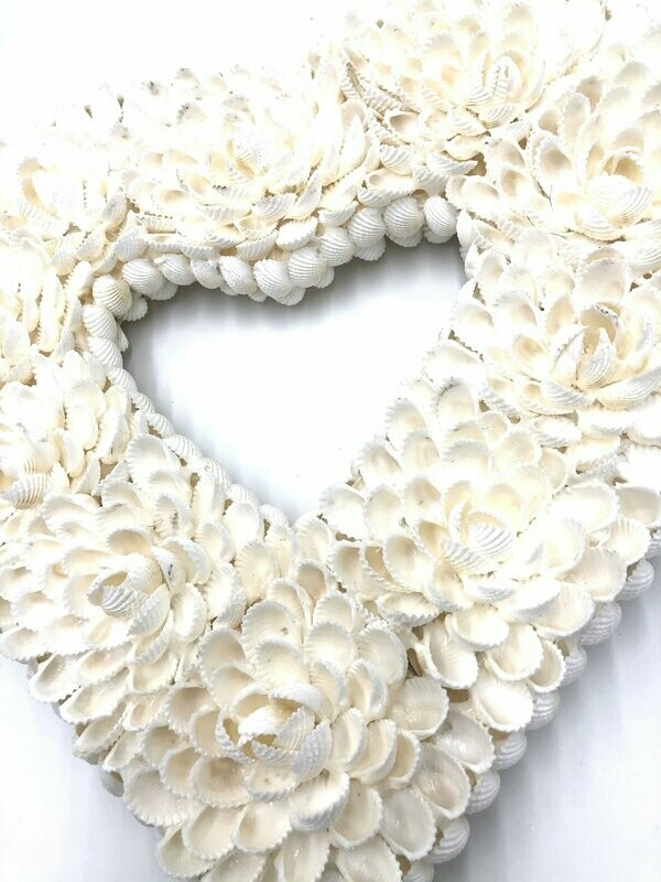 Herzförmiger Muschelkranz | Heart shaped sea shell wreath