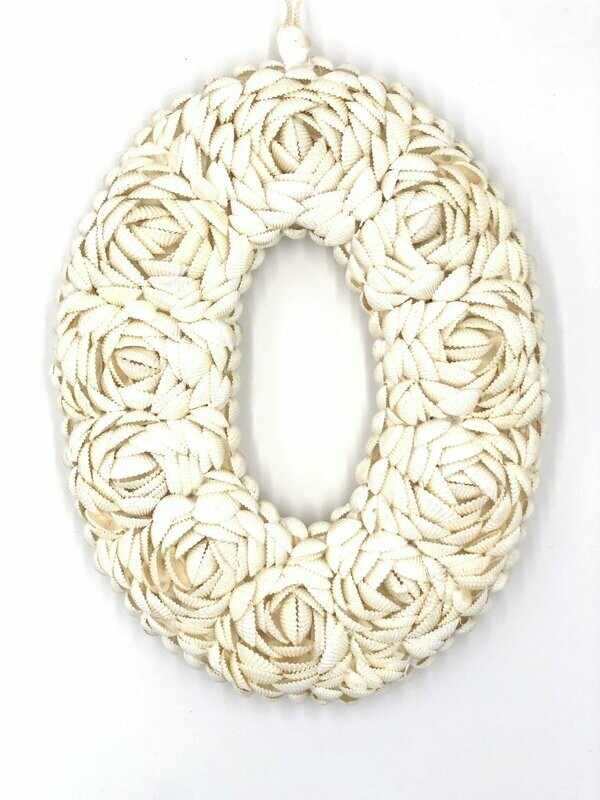 Ovaler Muschelkranz | Oval sea shell wreath Ovaler Muschelkranz | Oval sea shell wreath